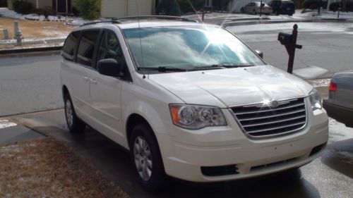 Clean chrysler town and country 2010 lx