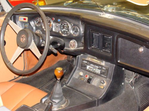 1975 mgb convertible,green,runs good,good condition,(tools,bra,cover included), image 14