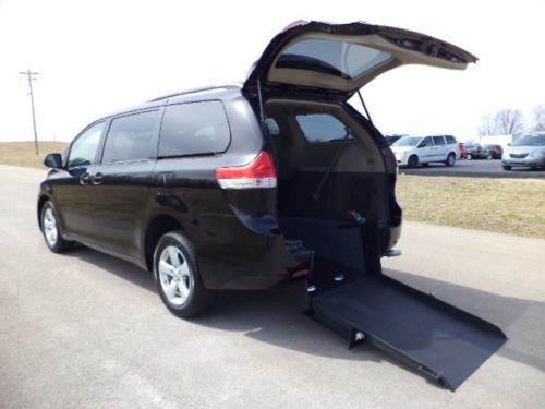 2011 toyota sienna wheelchair/handicap ramp van rear entry conversion