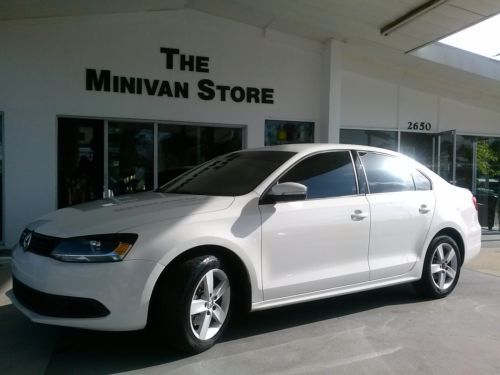 Diesel tdi, 6 spd manual trsmsn, leather, carfax crtfd, 42 mpg hwy, we finance