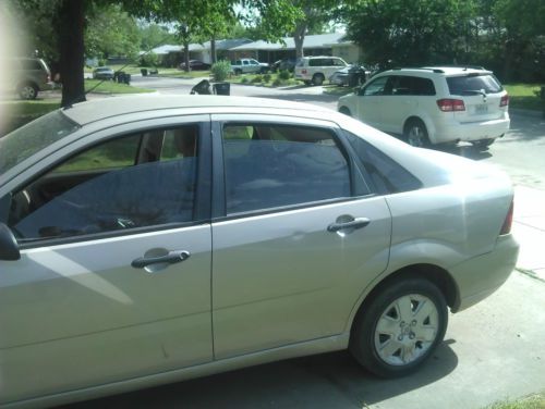 2007 ford focus se sedan gold 4-door 2.0l