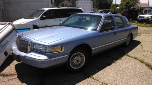 1995 lincoln town car 185,262 miles have key starts/runs play n steering