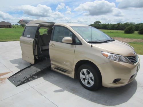 2013 toyota sienna le 3.5l handicap braunability