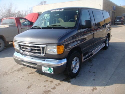 2005 ford e150 wheelchair van,low miles,braun lift,driver and pass transfer seat