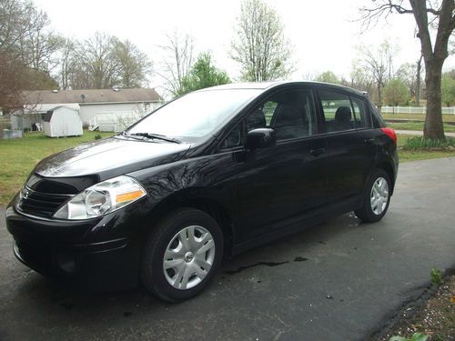 2011 nissan versa hatch back s, 6 speed manual!!!