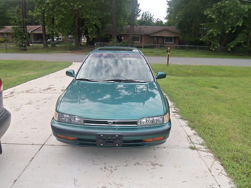1993 Honda Accord EX Wagon, image 2