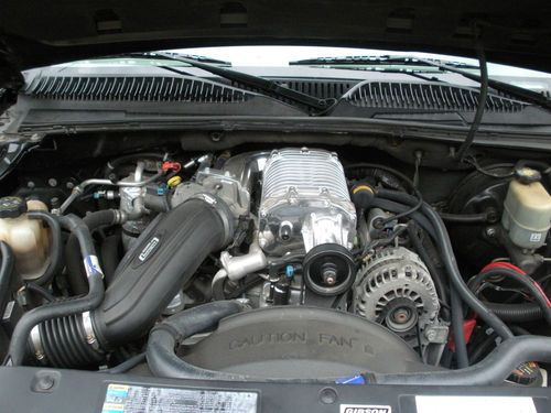 2002 GMC Yukon XL 1500 Denali Sport Utility 4-Door 6.0L, image 3