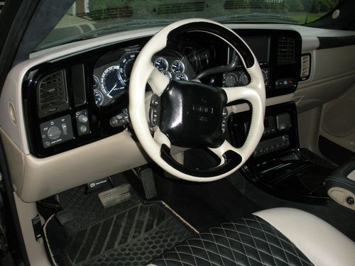 2002 GMC Yukon XL 1500 Denali Sport Utility 4-Door 6.0L, image 9