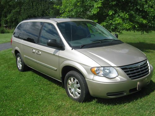 2005 chrysler town and country touring mini van, great shape, clean car!