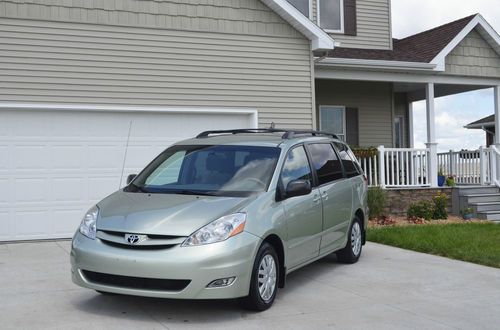 2008 toyota sienna le  89020 miles, extraordinary condition must see!!
