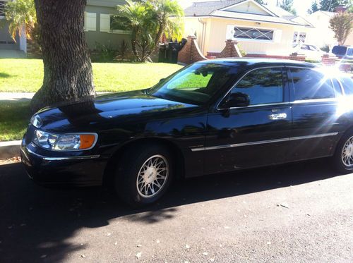 Lincoln towncar signature sedan 4 door