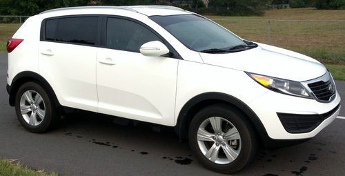 2013 kia sportage lx, leather, 10k miles, tint and extras