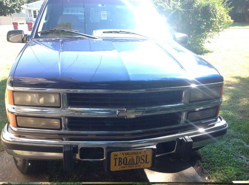 96 4X4 K2500 Turbo Diesel Suburban NO RESERVE, image 2