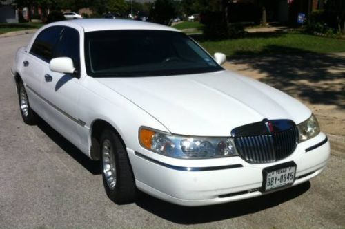 Luxury lincoln 1998 town car/original owner - $2995 - one owner luxury 1998 li