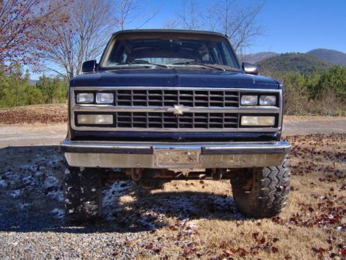 1990 Chevy Suburban 4x4, 350ci V-8, 38x15.50x16 Super Swampers, Lifted, Off Road, image 2