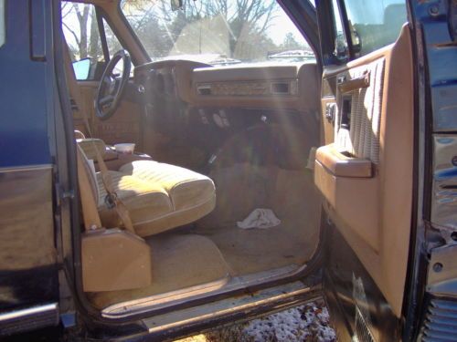 1990 Chevy Suburban 4x4, 350ci V-8, 38x15.50x16 Super Swampers, Lifted, Off Road, image 11