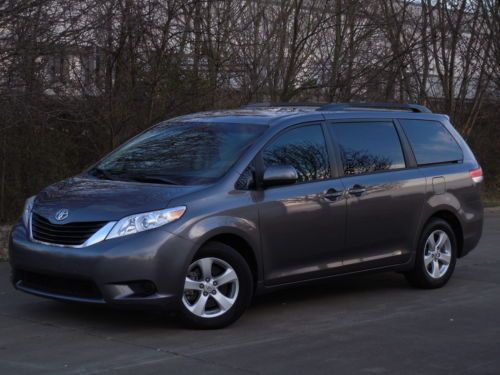 2011 toyota sienna le 1-onwer off lease non smoker