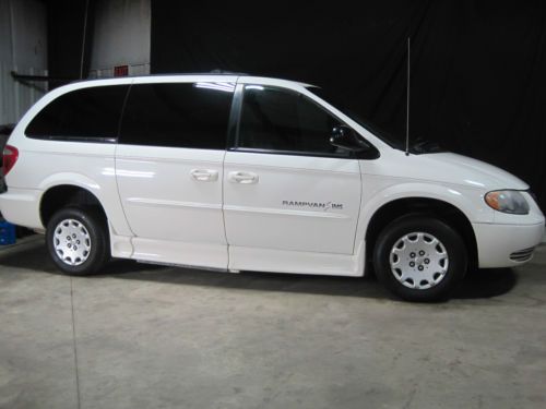 2003 Chrysler Town&Country Braun / IMS wheelchair accessible van with kneeling, image 2