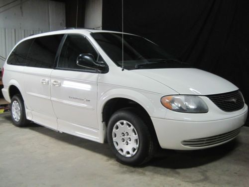 2003 Chrysler Town&Country Braun / IMS wheelchair accessible van with kneeling, image 3