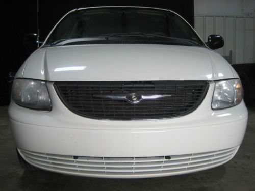 2003 Chrysler Town&Country Braun / IMS wheelchair accessible van with kneeling, image 4
