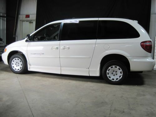 2003 Chrysler Town&Country Braun / IMS wheelchair accessible van with kneeling, image 5