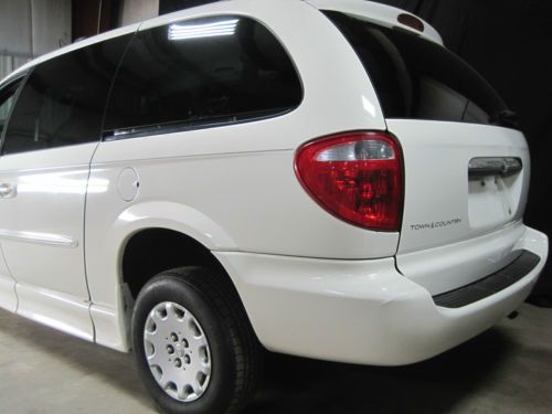 2003 Chrysler Town&Country Braun / IMS wheelchair accessible van with kneeling, image 6