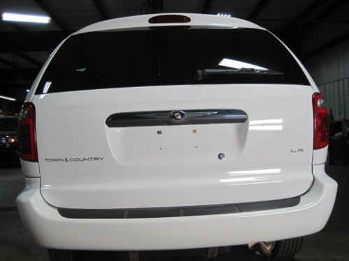 2003 Chrysler Town&Country Braun / IMS wheelchair accessible van with kneeling, image 7