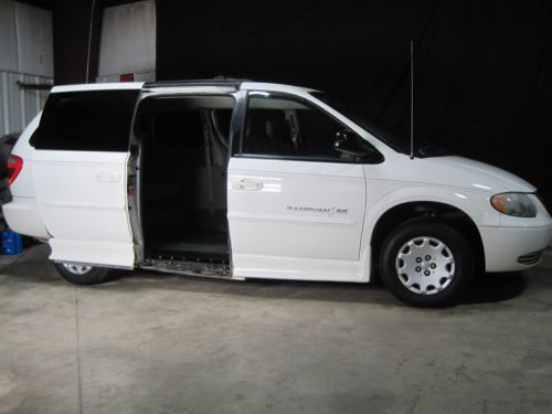 2003 Chrysler Town&Country Braun / IMS wheelchair accessible van with kneeling, image 9