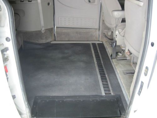 2003 Chrysler Town&Country Braun / IMS wheelchair accessible van with kneeling, image 15