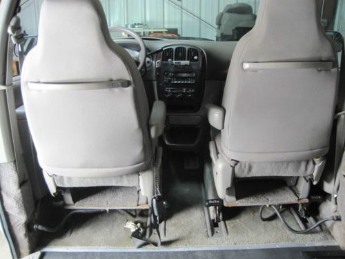 2003 Chrysler Town&Country Braun / IMS wheelchair accessible van with kneeling, image 18