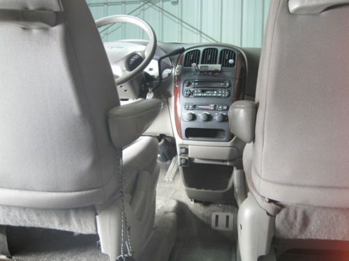2003 Chrysler Town&Country Braun / IMS wheelchair accessible van with kneeling, image 19
