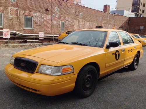 2011 ford crown victoria base sedan 4-door 4.6l