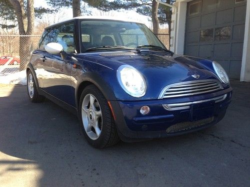 2004 mini cooper base hatchback 2-door 1.6l*5 speed* panoramic view * no reserve