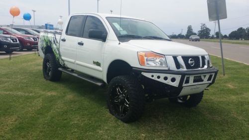 2014 nissan titan 4x4 lifted venom edition no reserve!