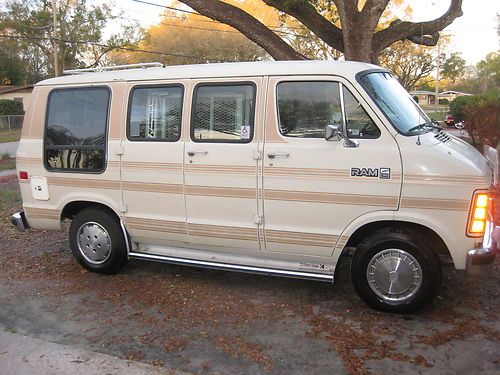 Handicapped wheelchair lift van dodge 1990 only 40,000 miles