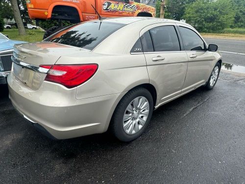2014 chrysler 200 series lx 4dr sedan