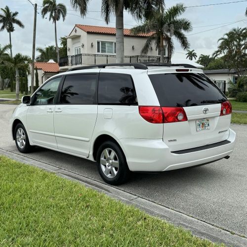 2010 Toyota Sienna XLE CLEAN CARFAX NON SMOKER LOW MILES HONDA, US $12,999.00, image 4