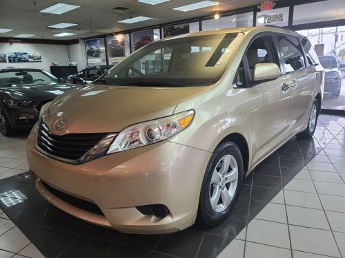 2014 sienna le 8-passenger 4dr mini-van