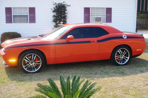 2009 dodge challenger srt8 coupe 2-door 6.1l