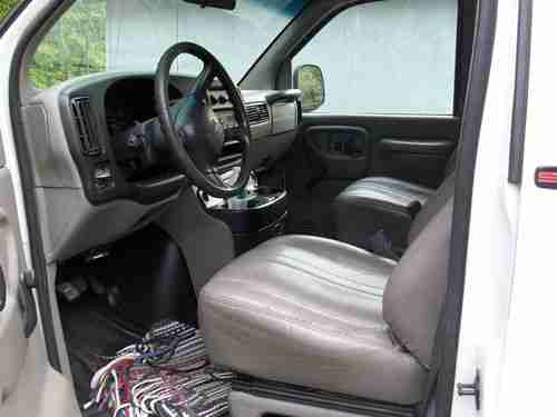 2001 GMC Savana 2500 Cargo or Passenger Van 3-Door 5.7L, image 7