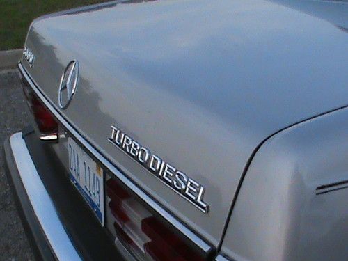 MERCEDES BENZ W123 Turbo Diesel 300D all original just serviced NON SMOKER, image 5