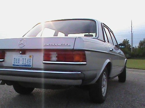 MERCEDES BENZ W123 Turbo Diesel 300D all original just serviced NON SMOKER, image 18