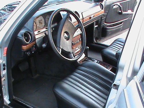 MERCEDES BENZ W123 Turbo Diesel 300D all original just serviced NON SMOKER, image 21