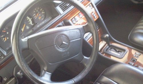 1992 Mercedes-Benz 300D 2.5 Sedan 4-Door 2.5L, image 3