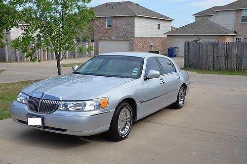 2001 lincoln town car cartier sedan 4-door 4.6l