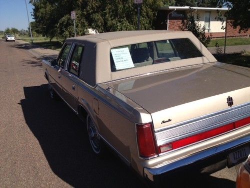 1989 Lincoln Town Car Signature Sedan 4-Door 5.0L, image 3