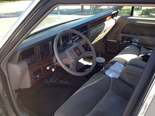 1989 Lincoln Town Car Signature Sedan 4-Door 5.0L, image 4