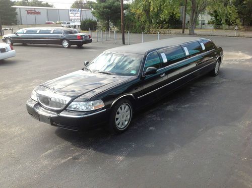 2005 Lincoln Towncar limousine, image 2