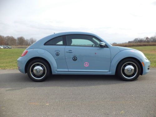 2013 volkswagen beetle w/sunroof denium blue/titan black leather only 750 miles