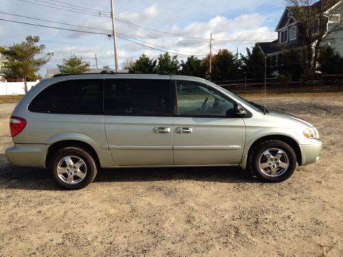 2003 dodge grand caravan es / quad seating / entertainment / nicest on the net !